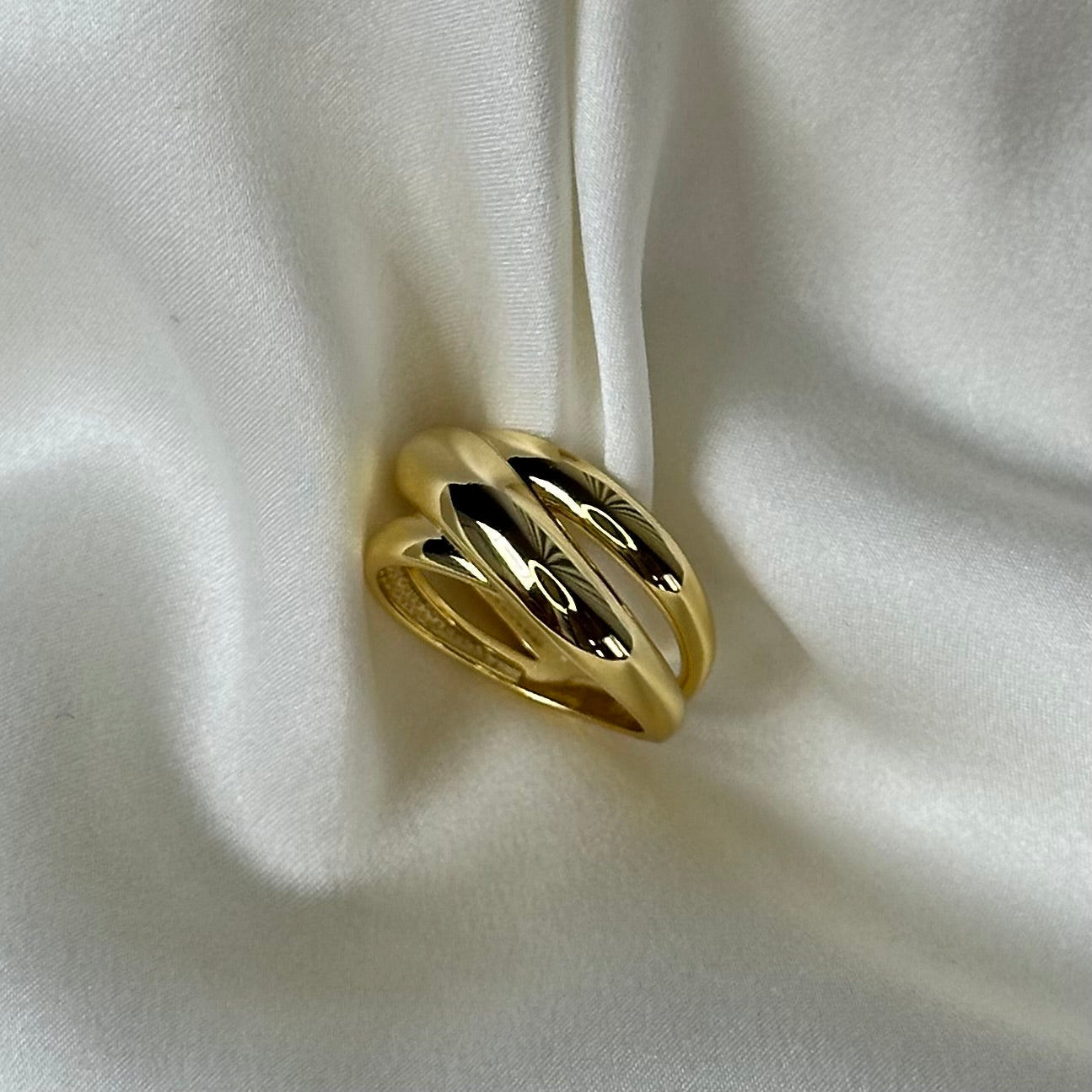 Anello artigianale in argento galvanizzato oro intrecciato
