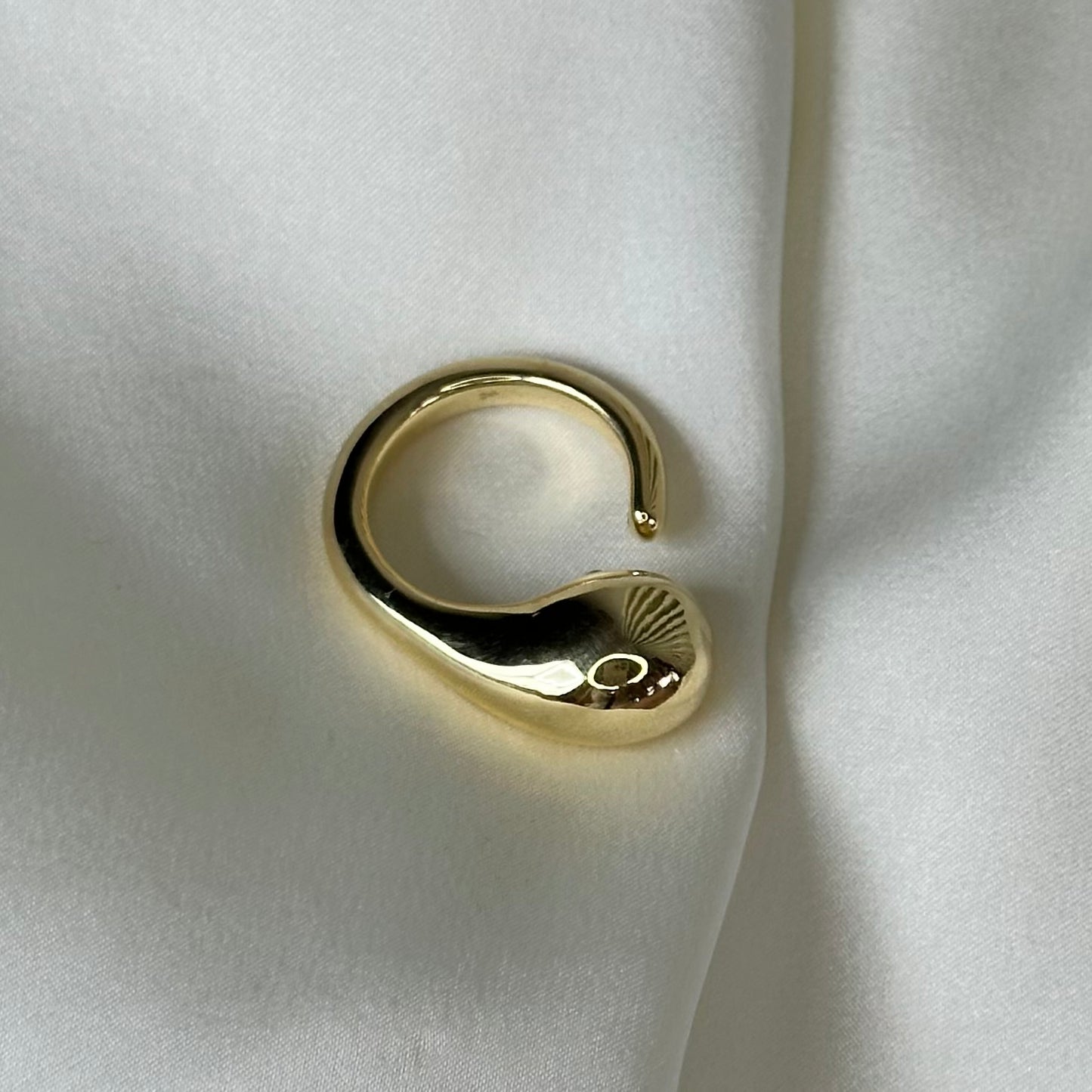 Anello artigianale in argento galvanizzato oro a goccia aperto