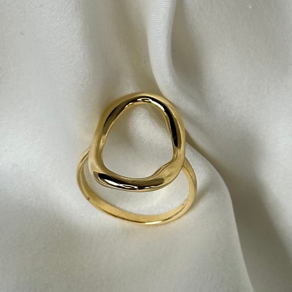 Anello artigianale in argento galvanizzato oro sottile con ovale vuoto