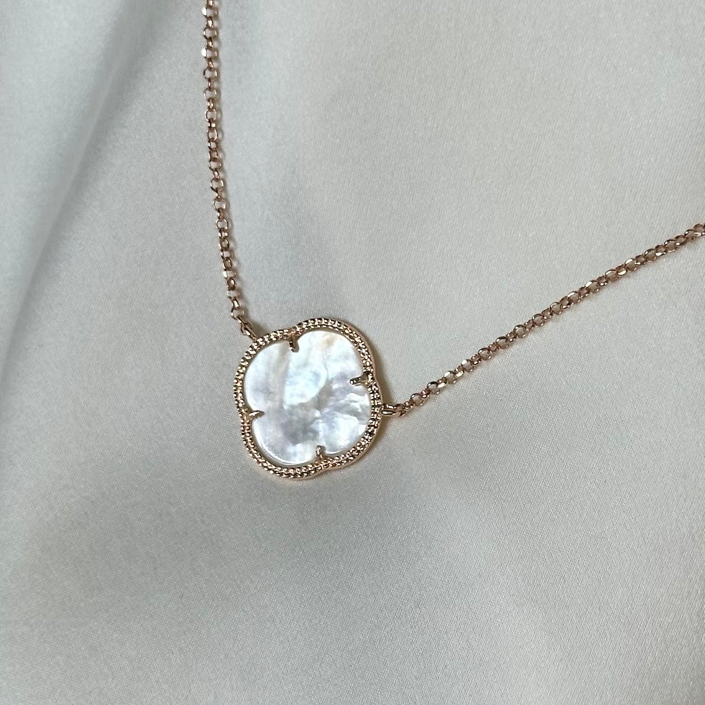 Collana a catenina artigianale con ciondolo a fiore con cornice in argento galvanizzato oro