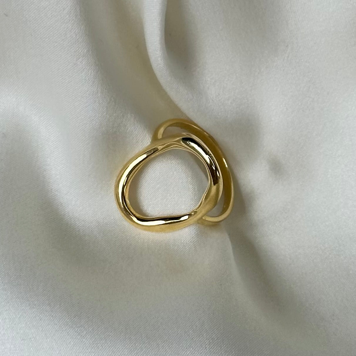 Anello artigianale in argento galvanizzato oro sottile con ovale vuoto