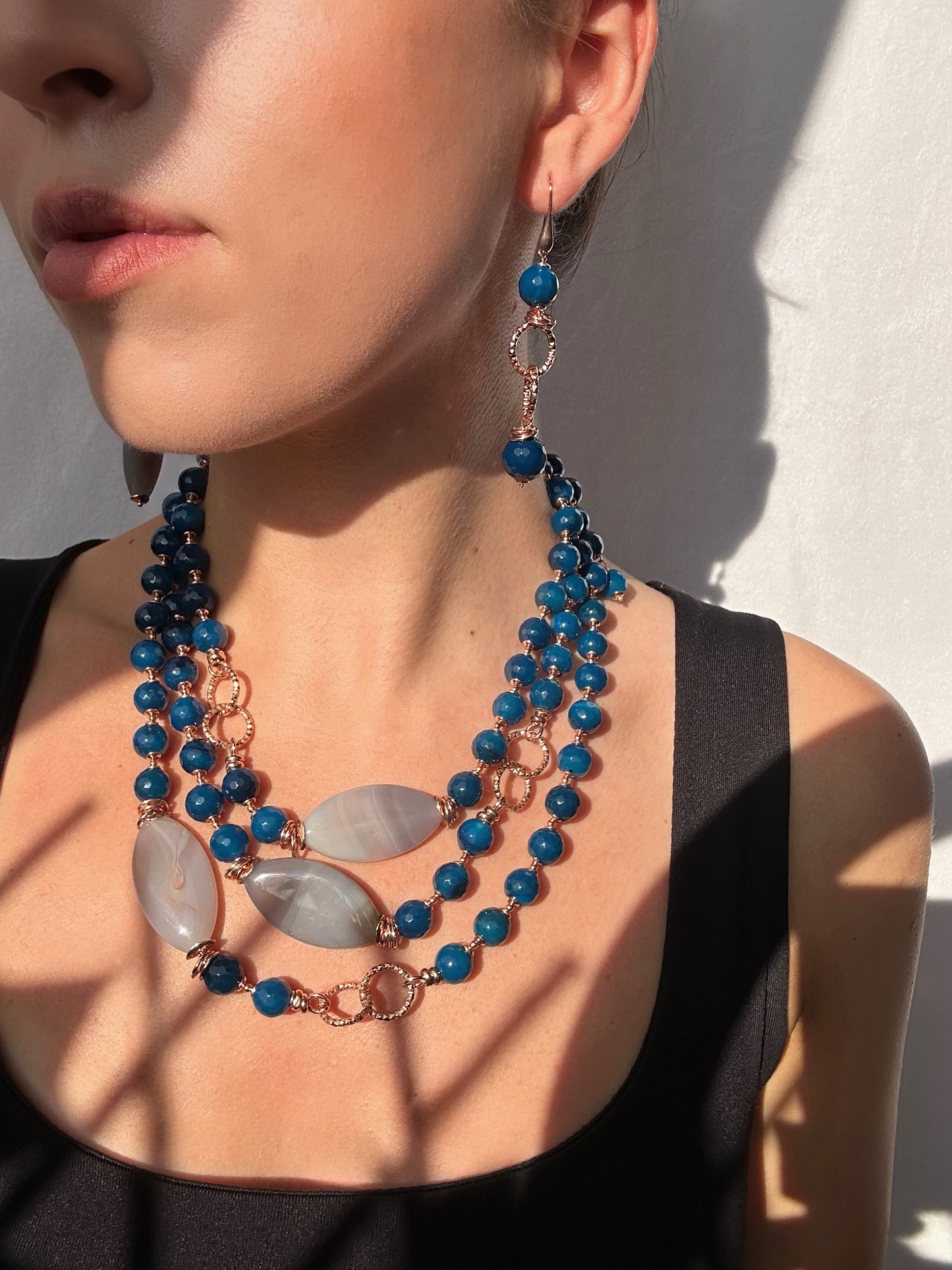 Collana artigianale multilivello in argento oro rosa con sfere di agata blu e pietre di luna