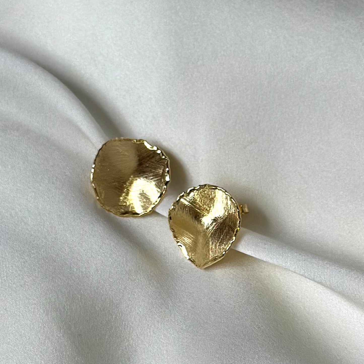 Orecchini artigianali in argento tondi design irregolare