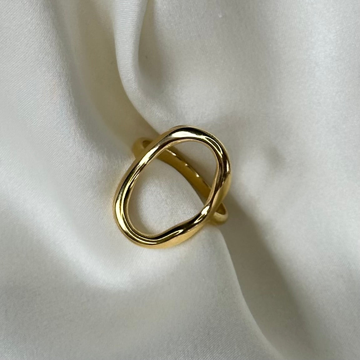 Anello artigianale in argento galvanizzato oro sottile con ovale vuoto