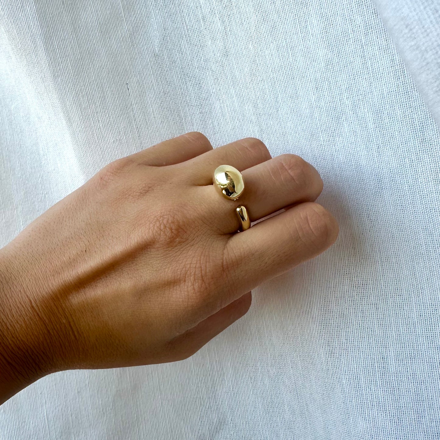Anello artigianale in argento galvanizzato oro a goccia aperto