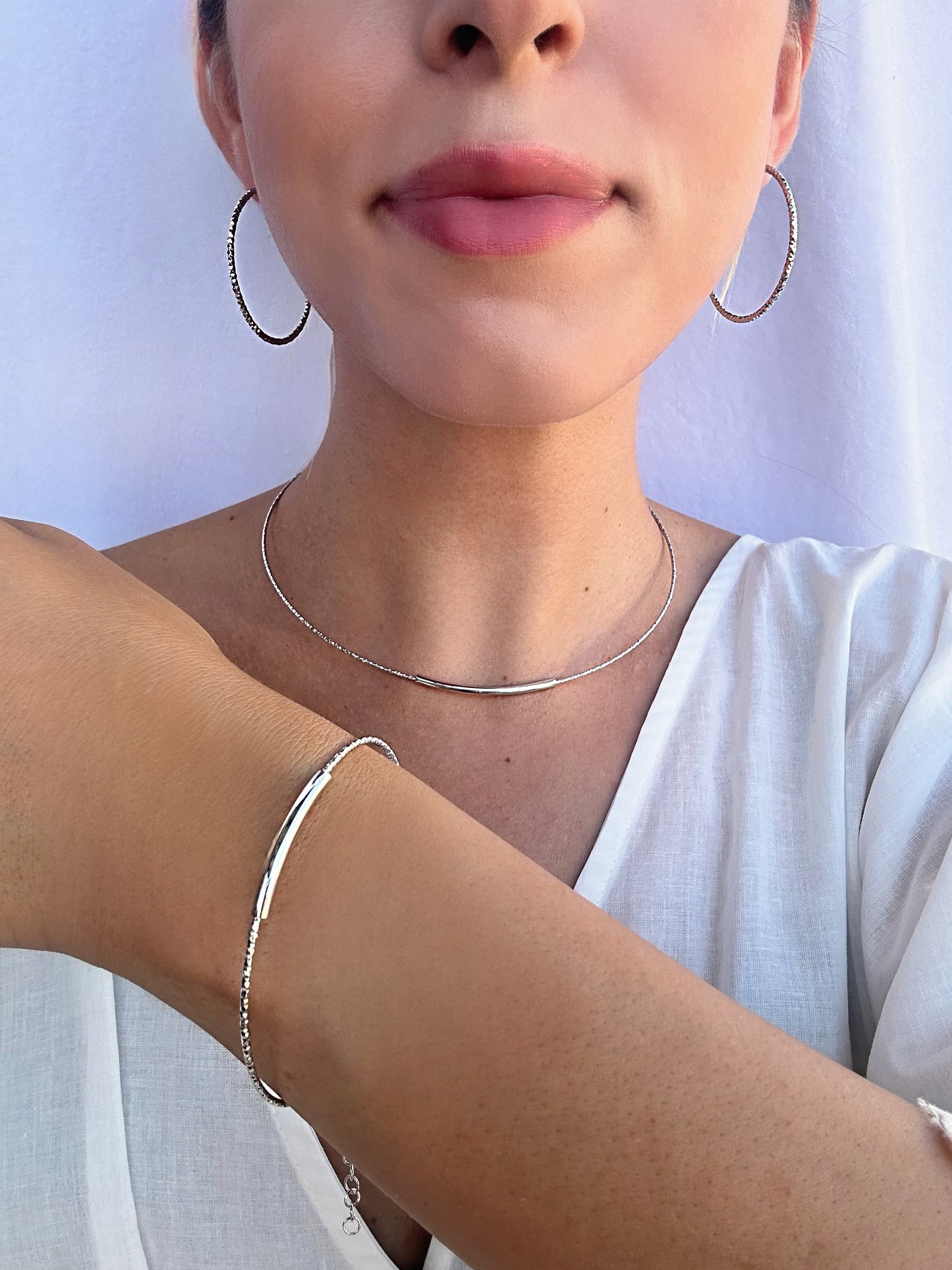 Bracciale artigianale sottile rigido in argento martellato con dettaglio centrale liscio