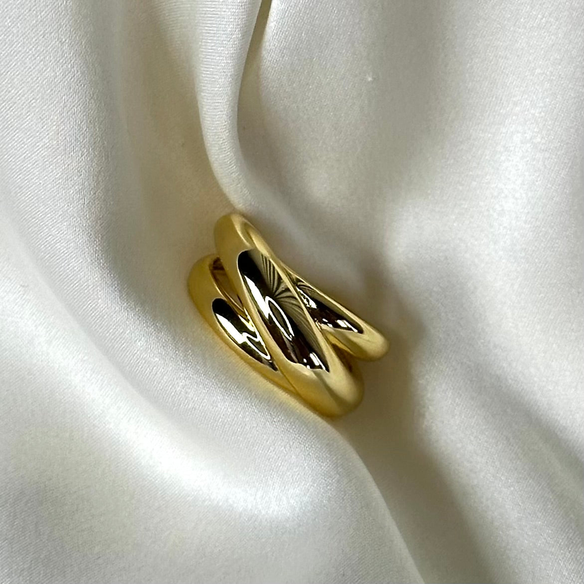 Anello artigianale in argento galvanizzato oro intrecciato