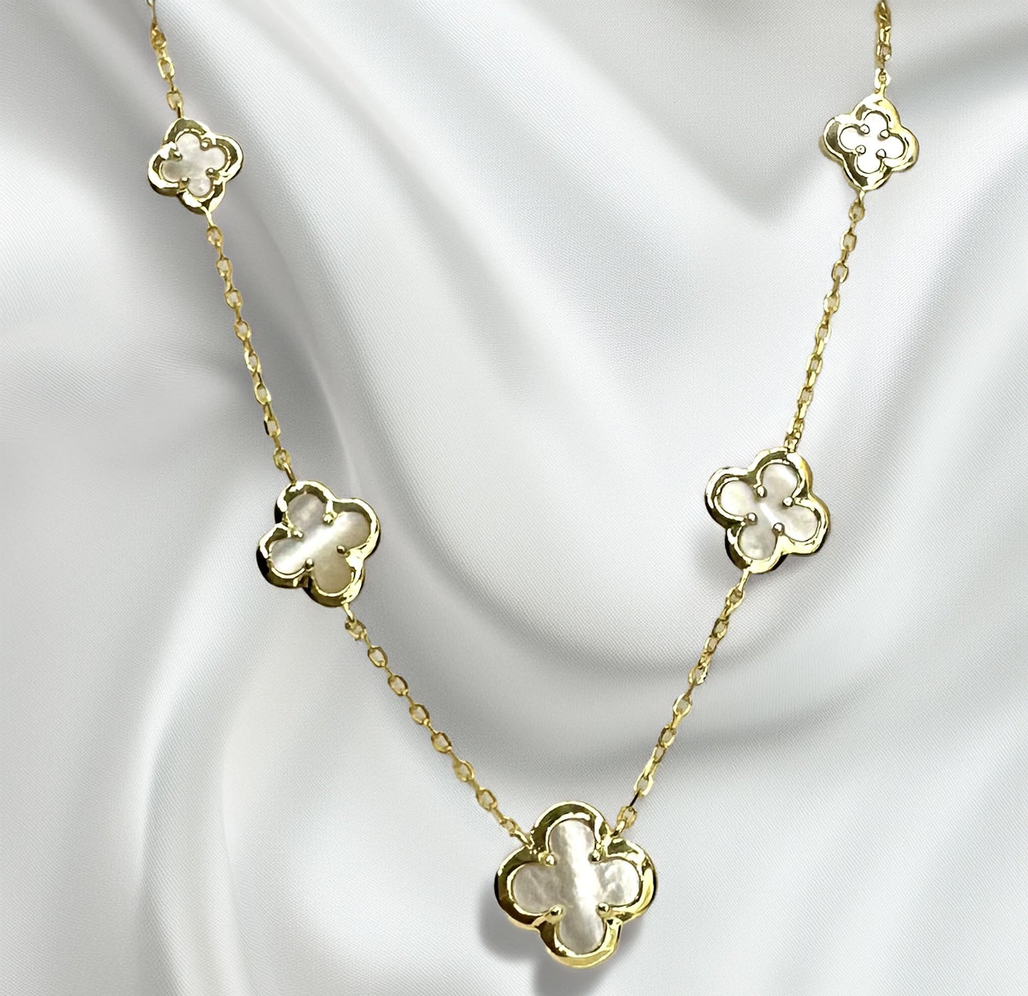 Collana a catenina con ciondoli a fiore incorniciati in argento galvanizzato oro