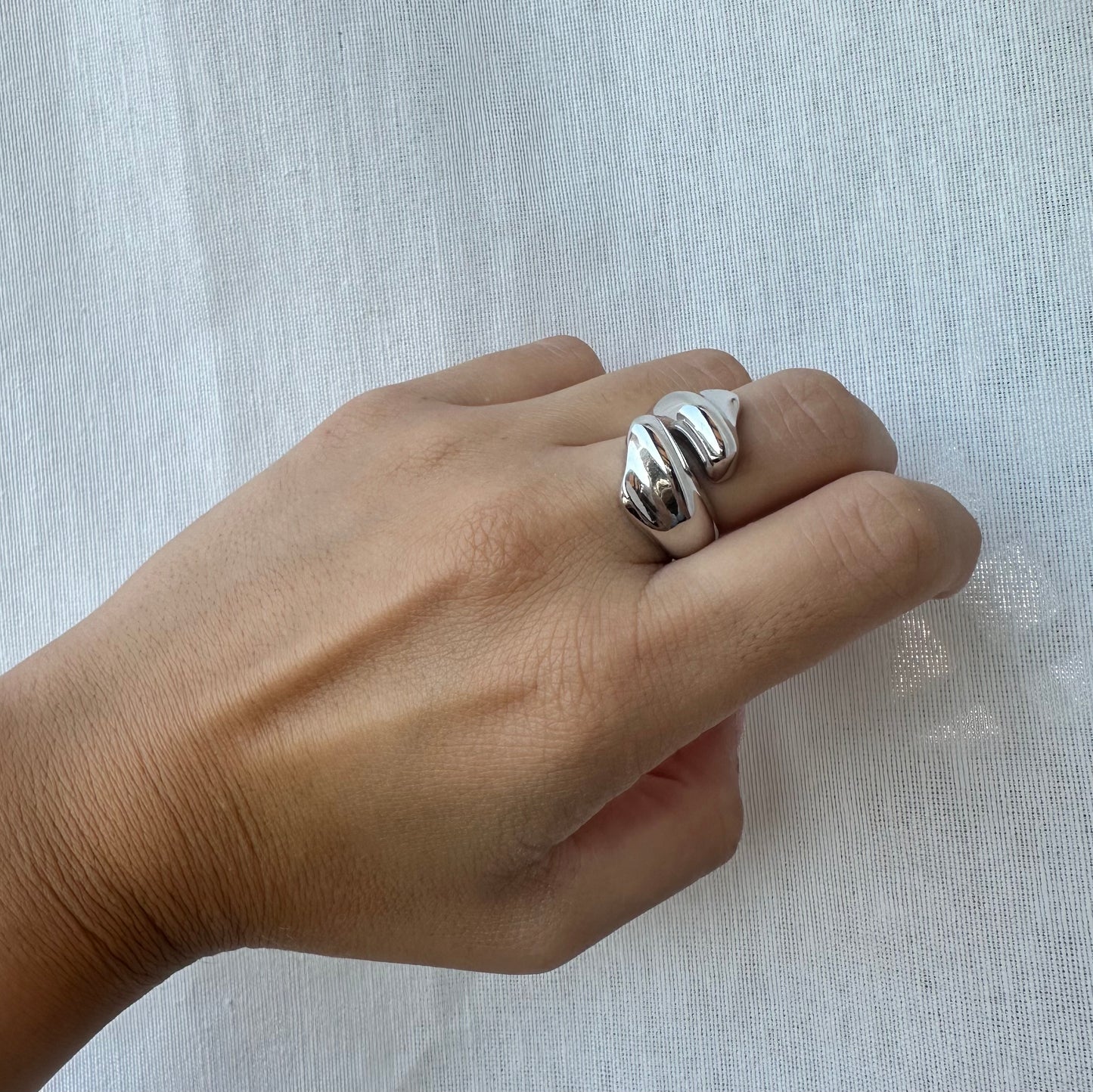 Anello artigianale in argento di design irregolare aperto
