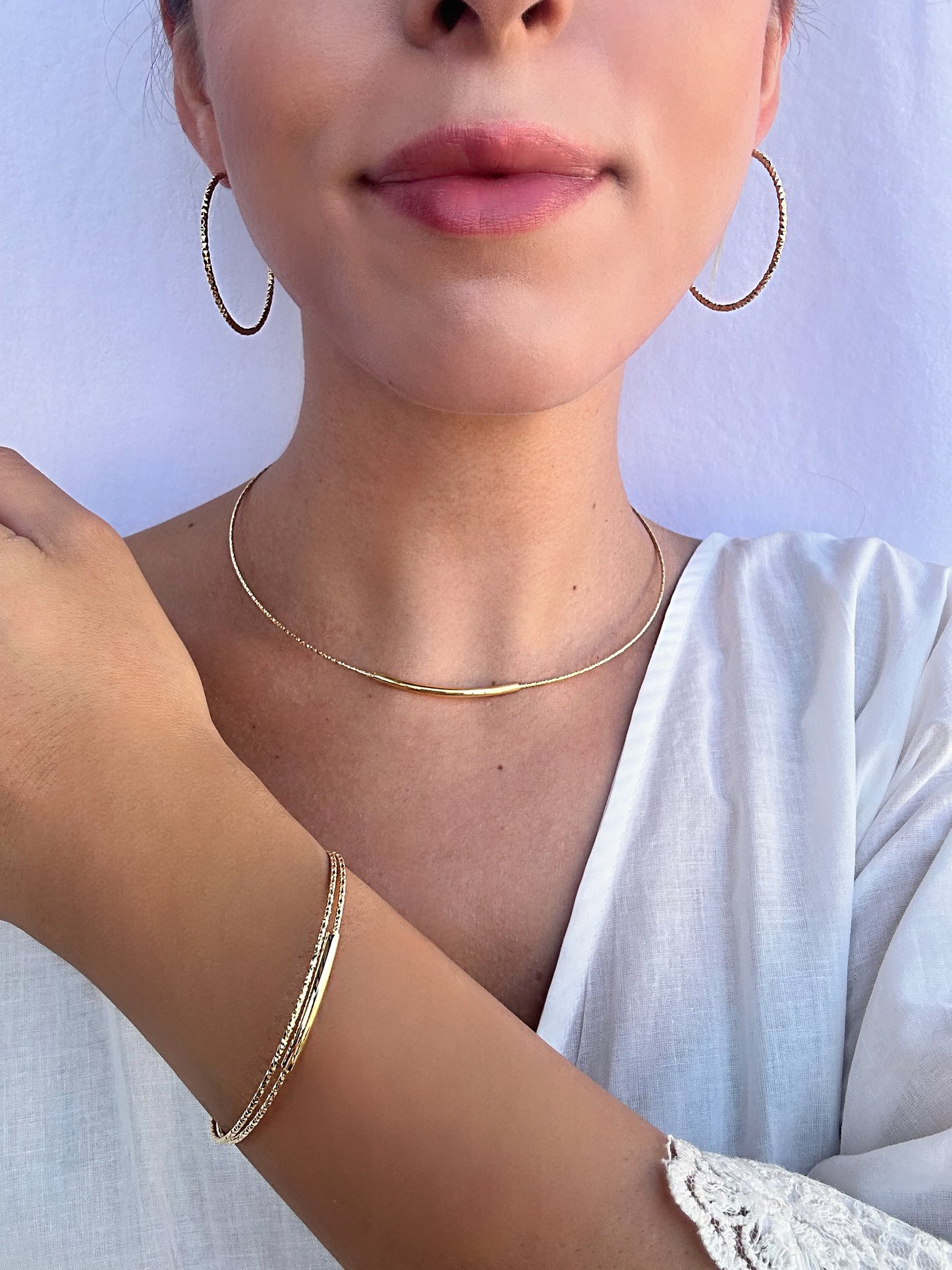 Collana artigianale girocollo rigida in argento 925 martellato sottile con dettaglio liscio centrale
