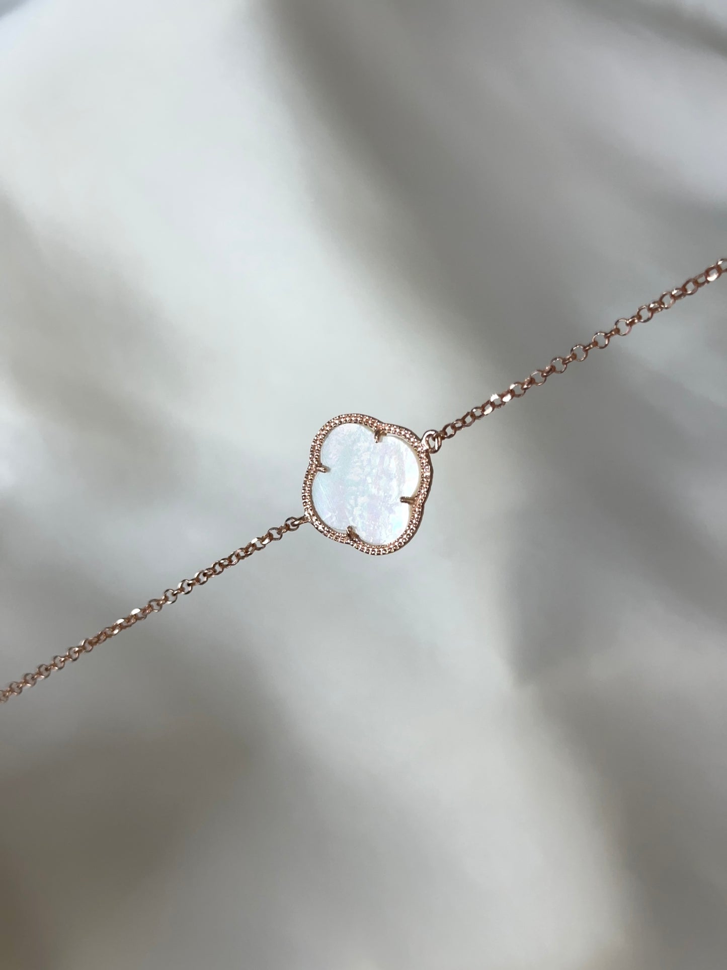 Braccialetto artigianale in argento galvanizzato in oro rosa a catenina con fiore in madreperla incorniciato