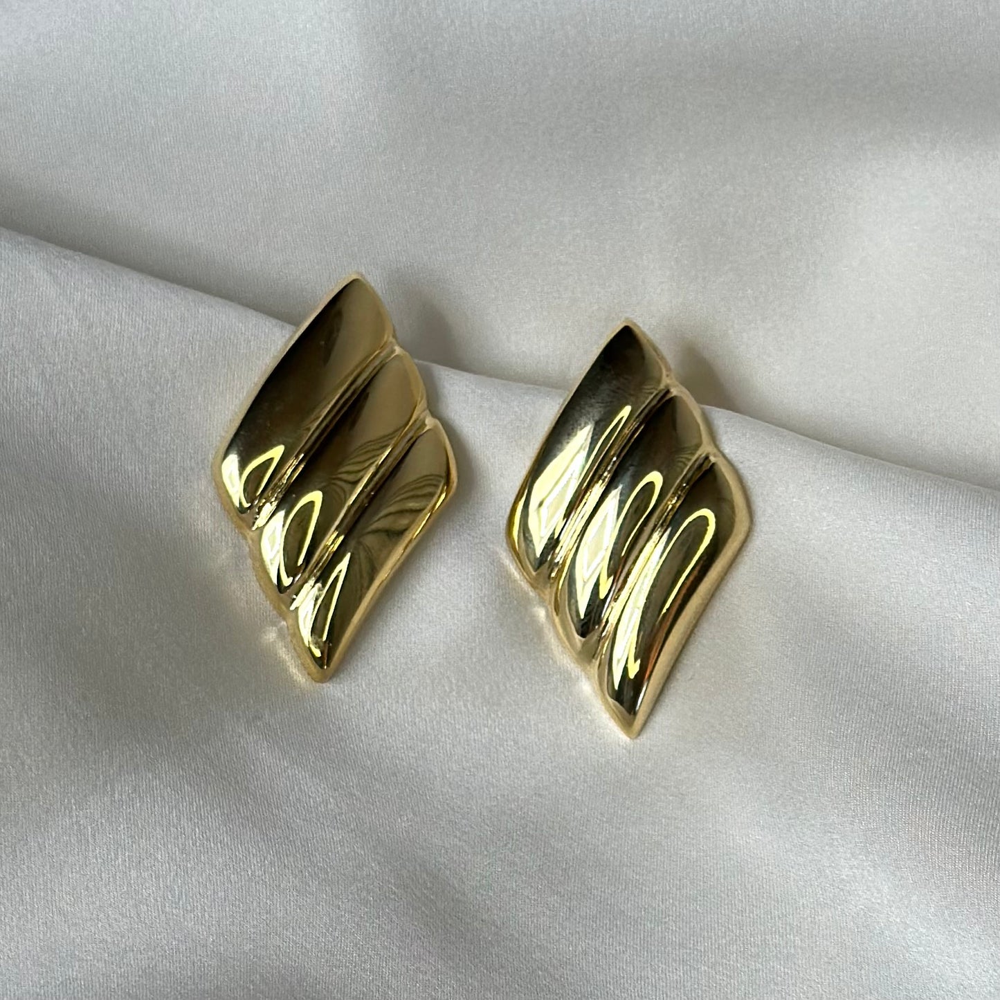 Orecchini artigianali in argento design a rombo