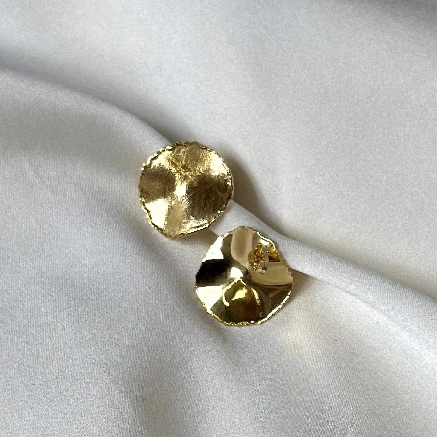 Orecchini artigianali in argento tondi design irregolare