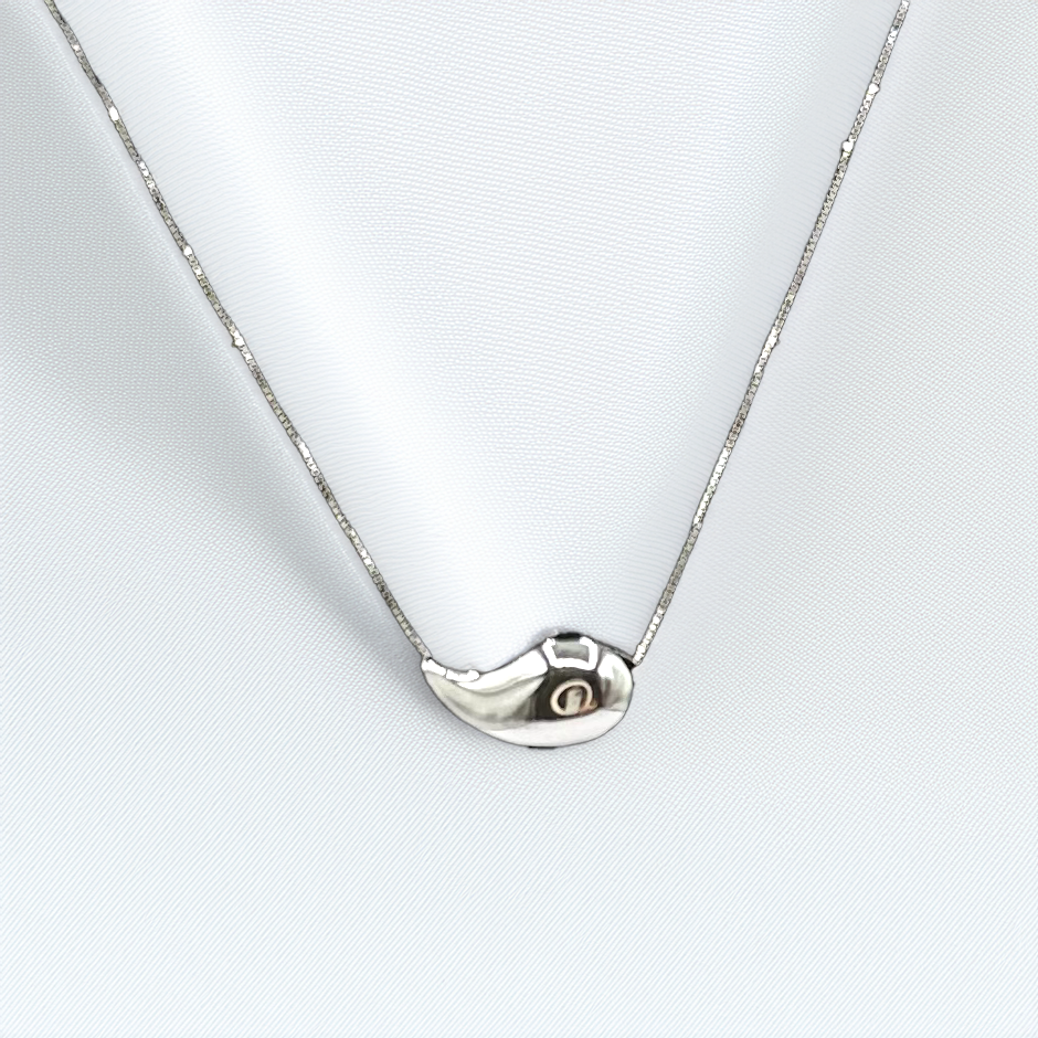 Collana con catenina in argento sottile con pendente a goccia