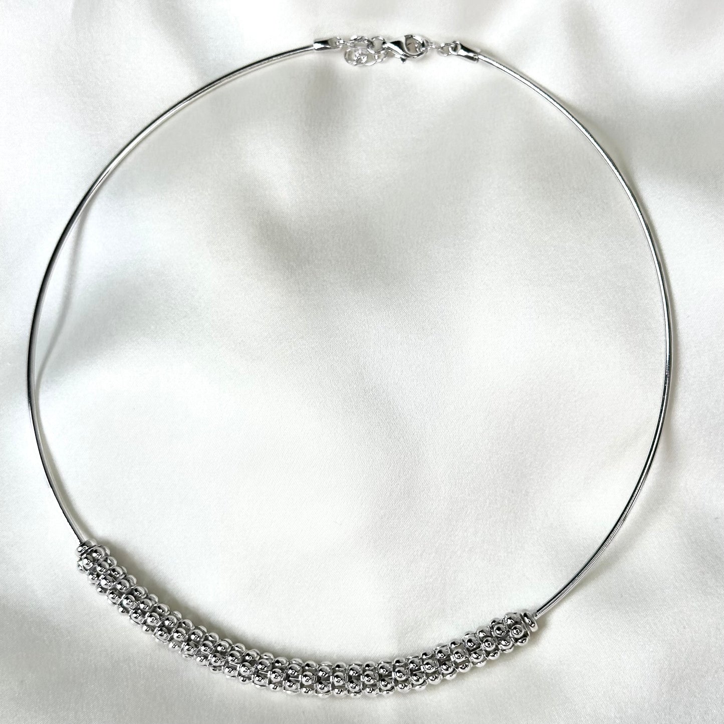 Collana artigianale girocollo rigida sottile in argento 925 con gioiello in filigrana sarda centrale