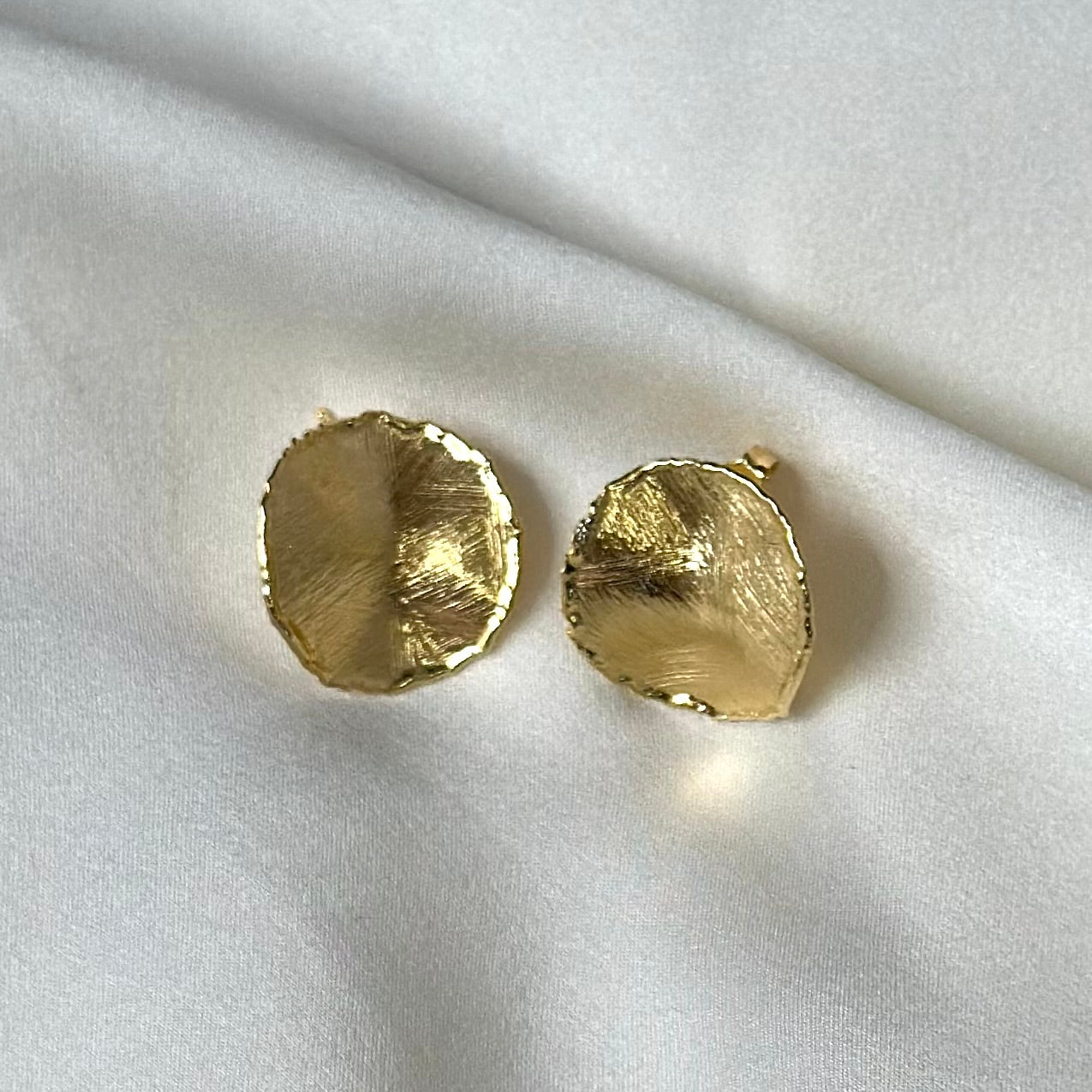 Orecchini artigianali in argento tondi design irregolare
