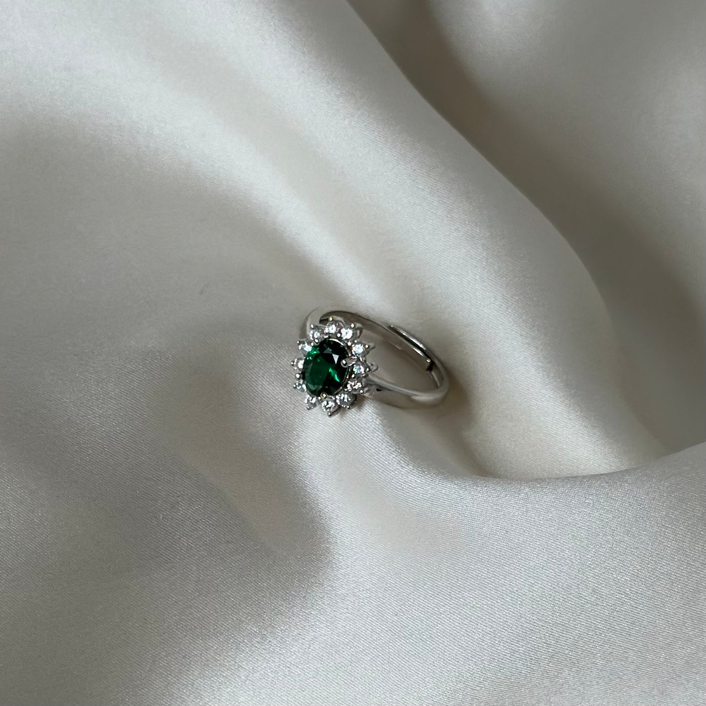 Anello artigianale in argento con pietra di smeraldo e zirconi