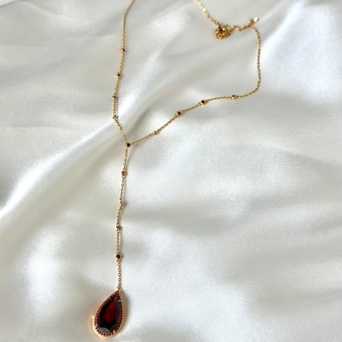 Collana in Argento placcato in Oro con pendente lungo a Goccia in Pietra di Rubino Rosso e Zirconi