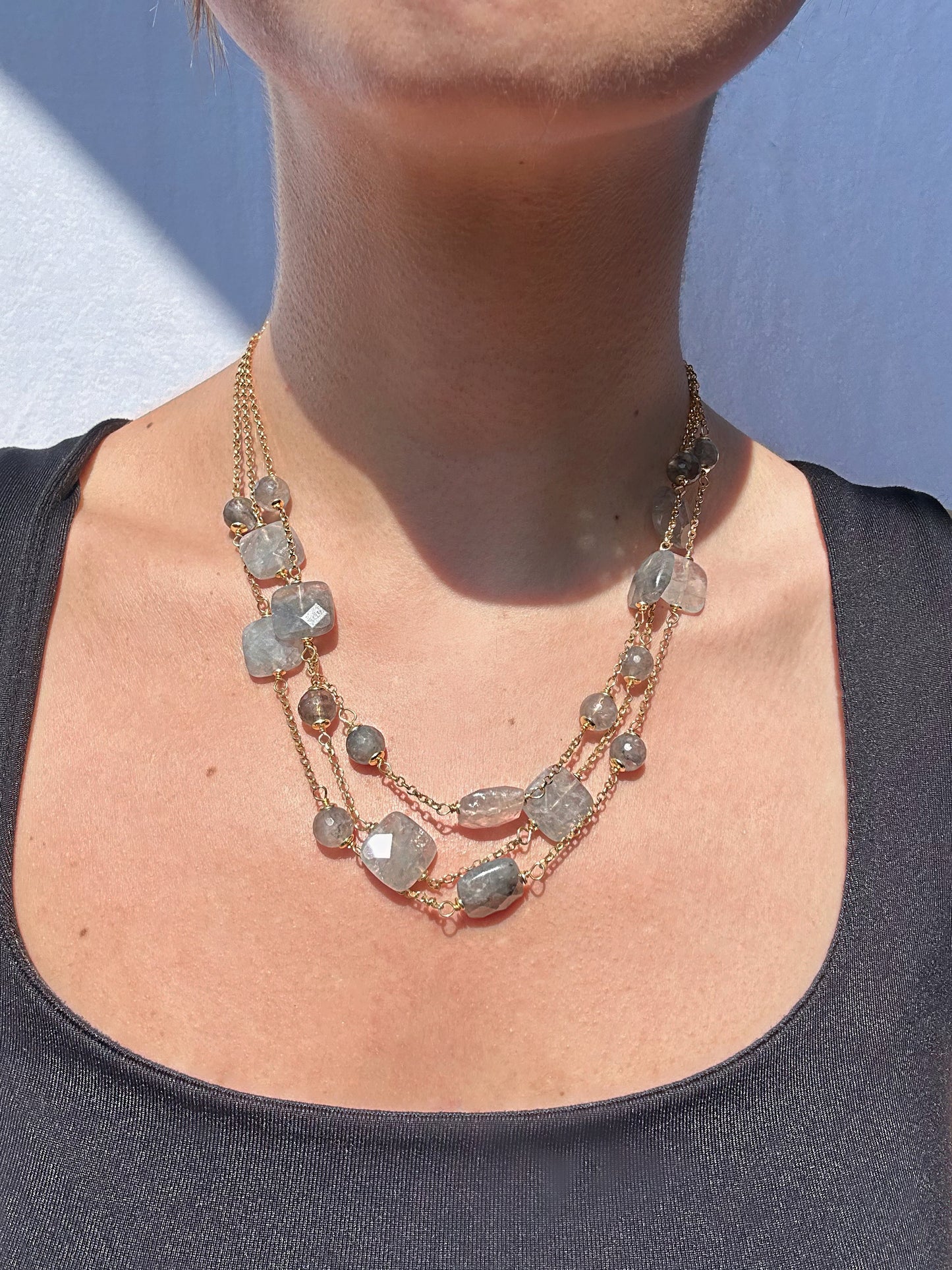Collana artigianale multilivello in argento placcato oro con pietre di quarzo nuvola