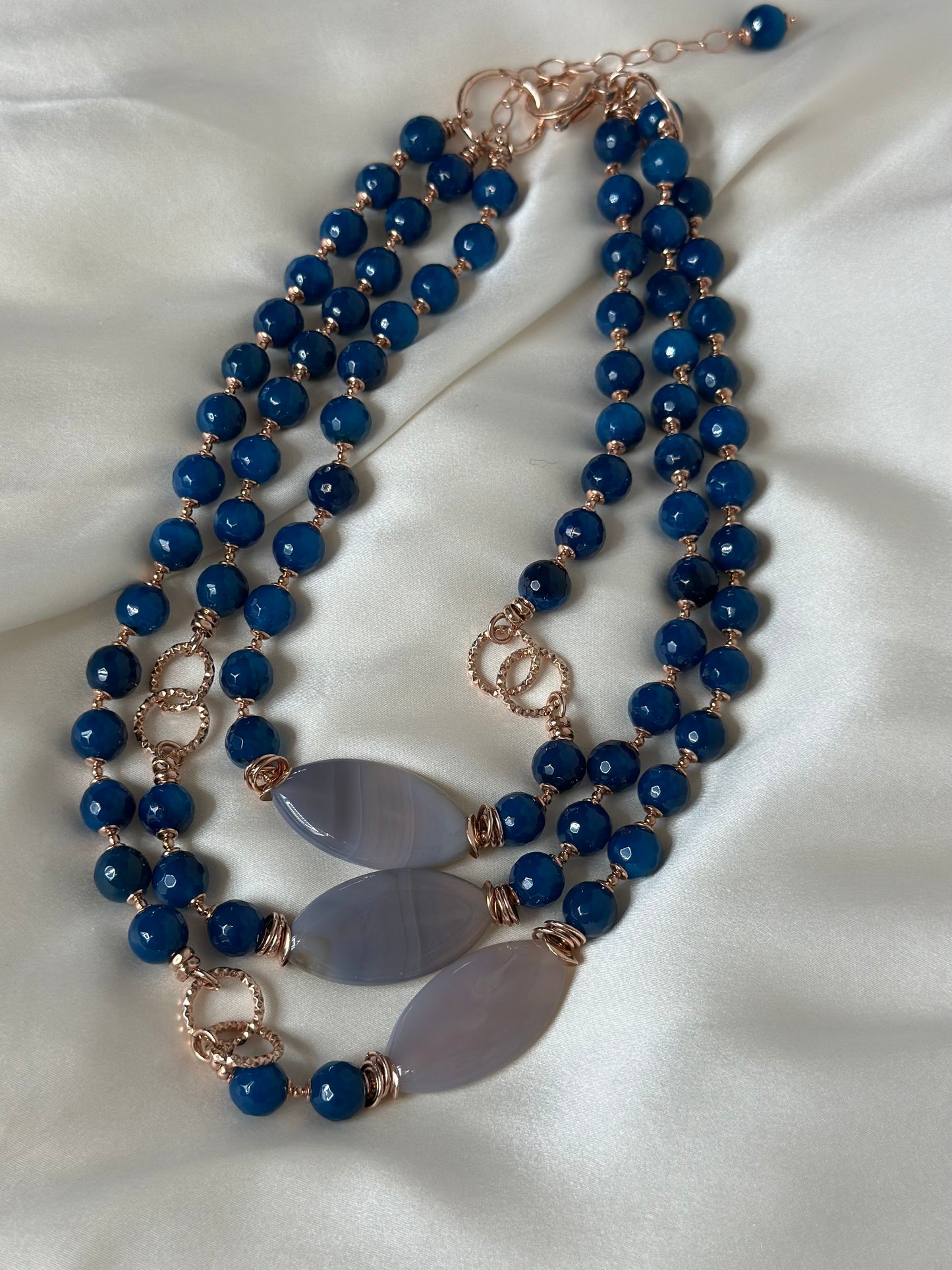 Collana artigianale multilivello in argento oro rosa con sfere di agata blu e pietre di luna