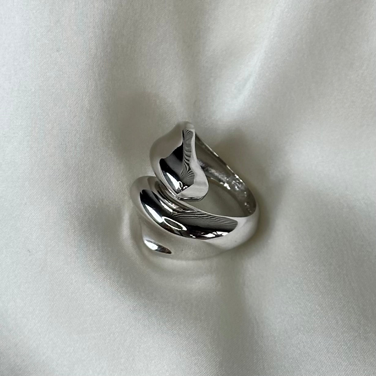 Anello artigianale in argento di design irregolare aperto