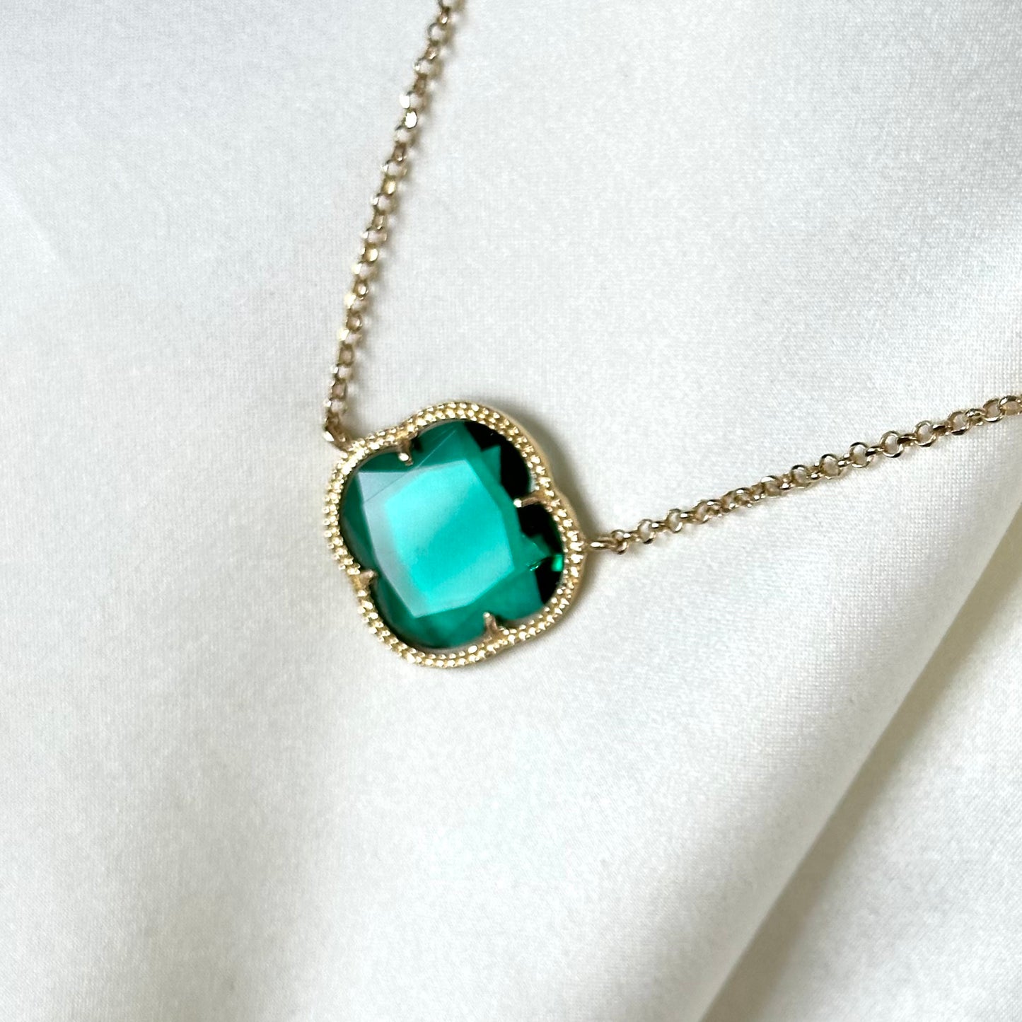 Collana a catenina artigianale con ciondolo a fiore con cornice in argento galvanizzato oro