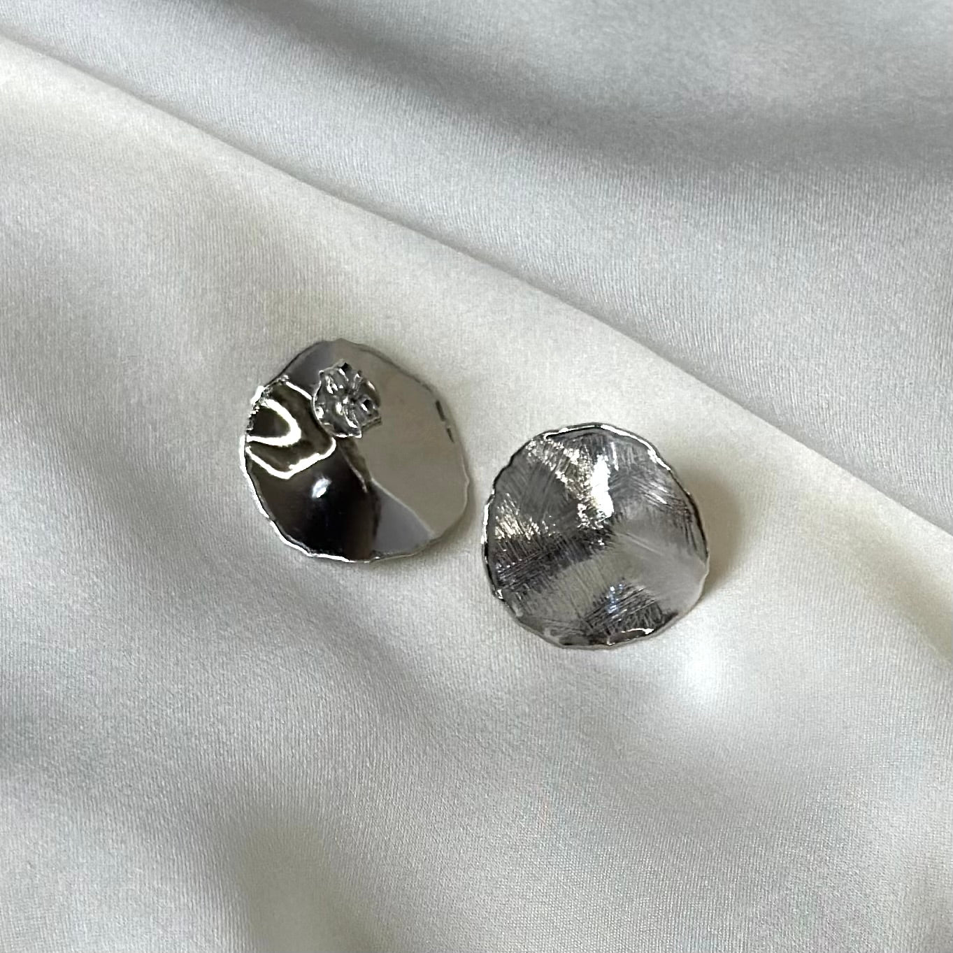 Orecchini artigianali in argento tondi design irregolare