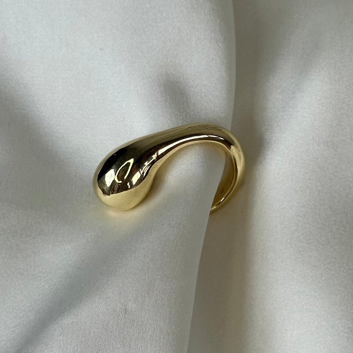 Anello artigianale in argento galvanizzato oro a goccia aperto