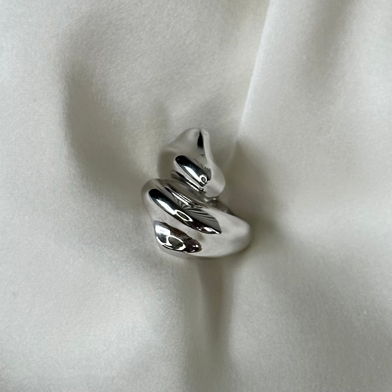 Anello artigianale in argento di design irregolare aperto