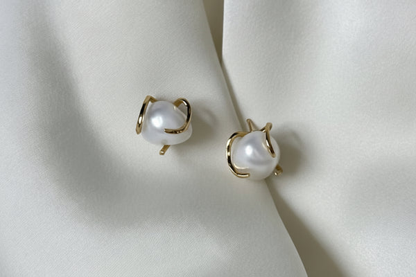 Handmade mother-of-pearl earrings with gold details in silver