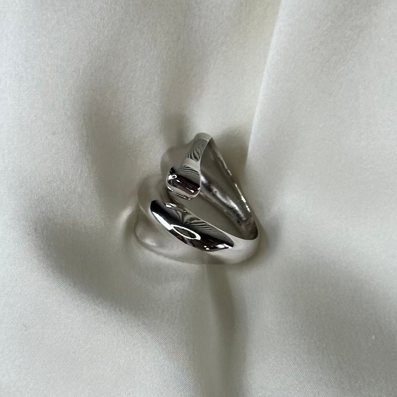 Anello artigianale in argento di design irregolare aperto