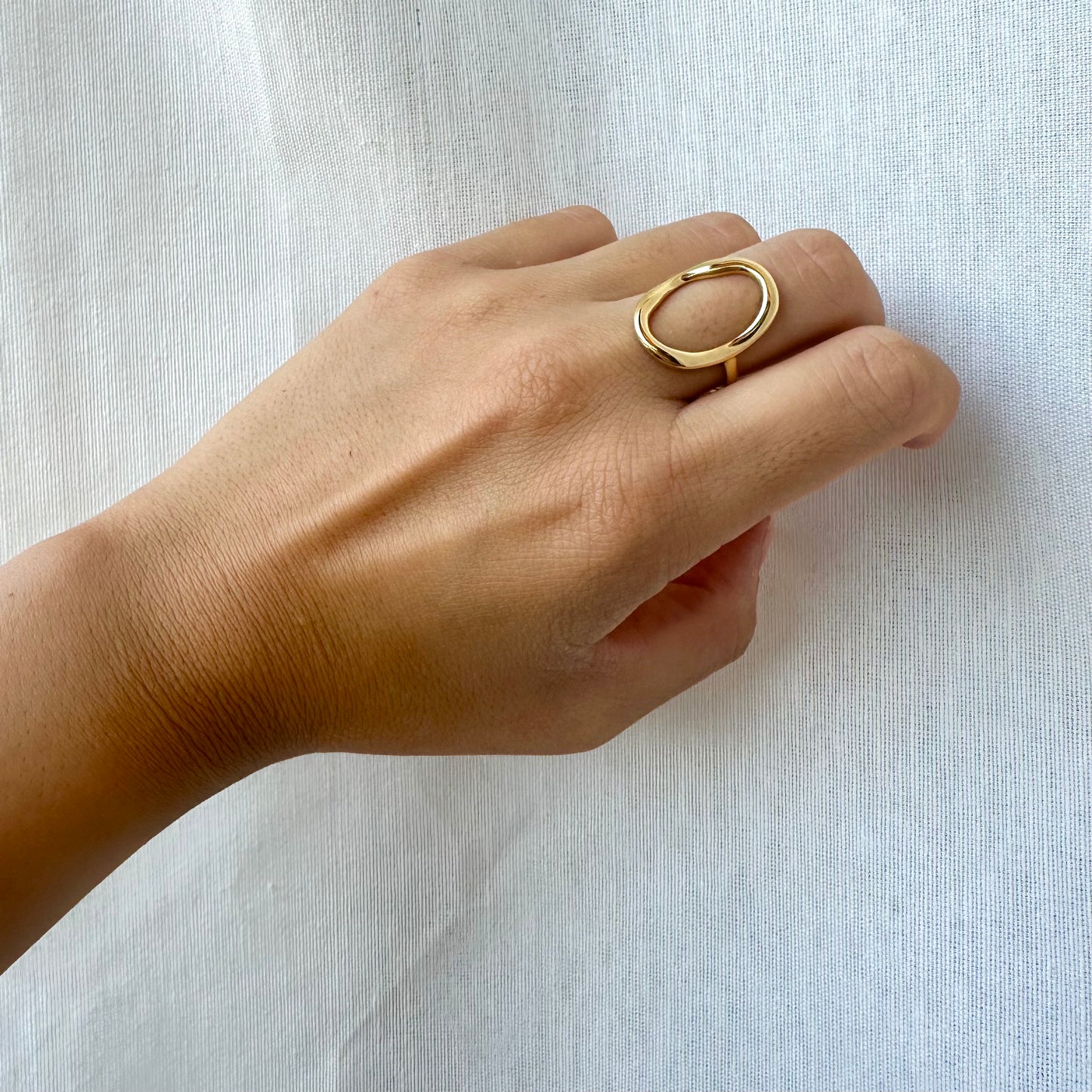 Anello artigianale in argento galvanizzato oro sottile con ovale vuoto