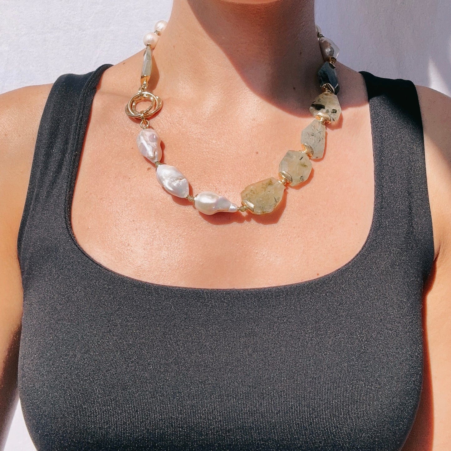 Collana artigianale in argento placcato oro con perle di fiume, pietre quarzo verde
