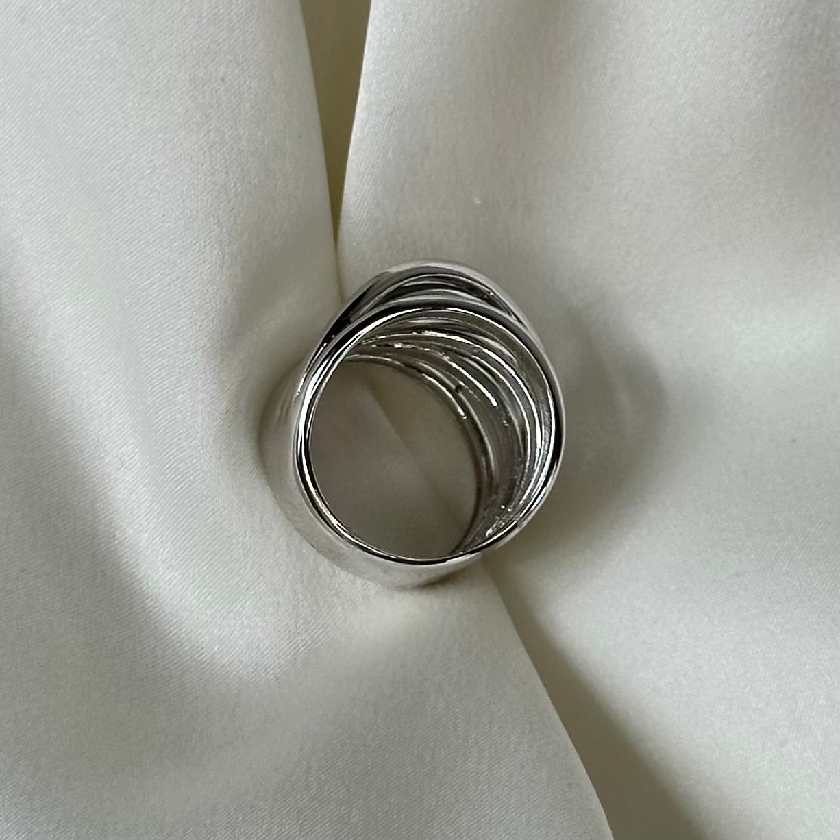Anello artigianale in argento con design intrecciato