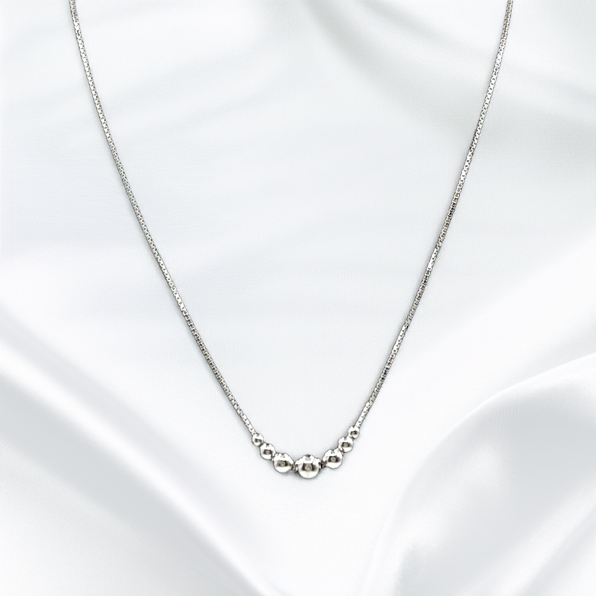 Collana sottile con sfere in argento