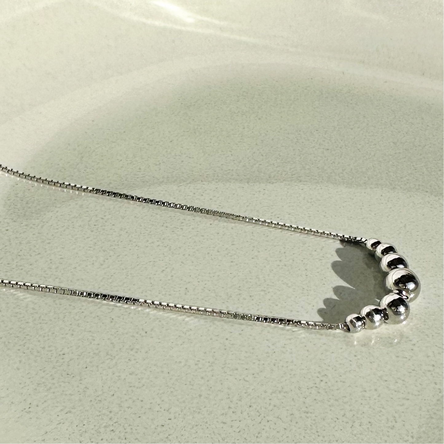 Collana sottile con sfere in argento