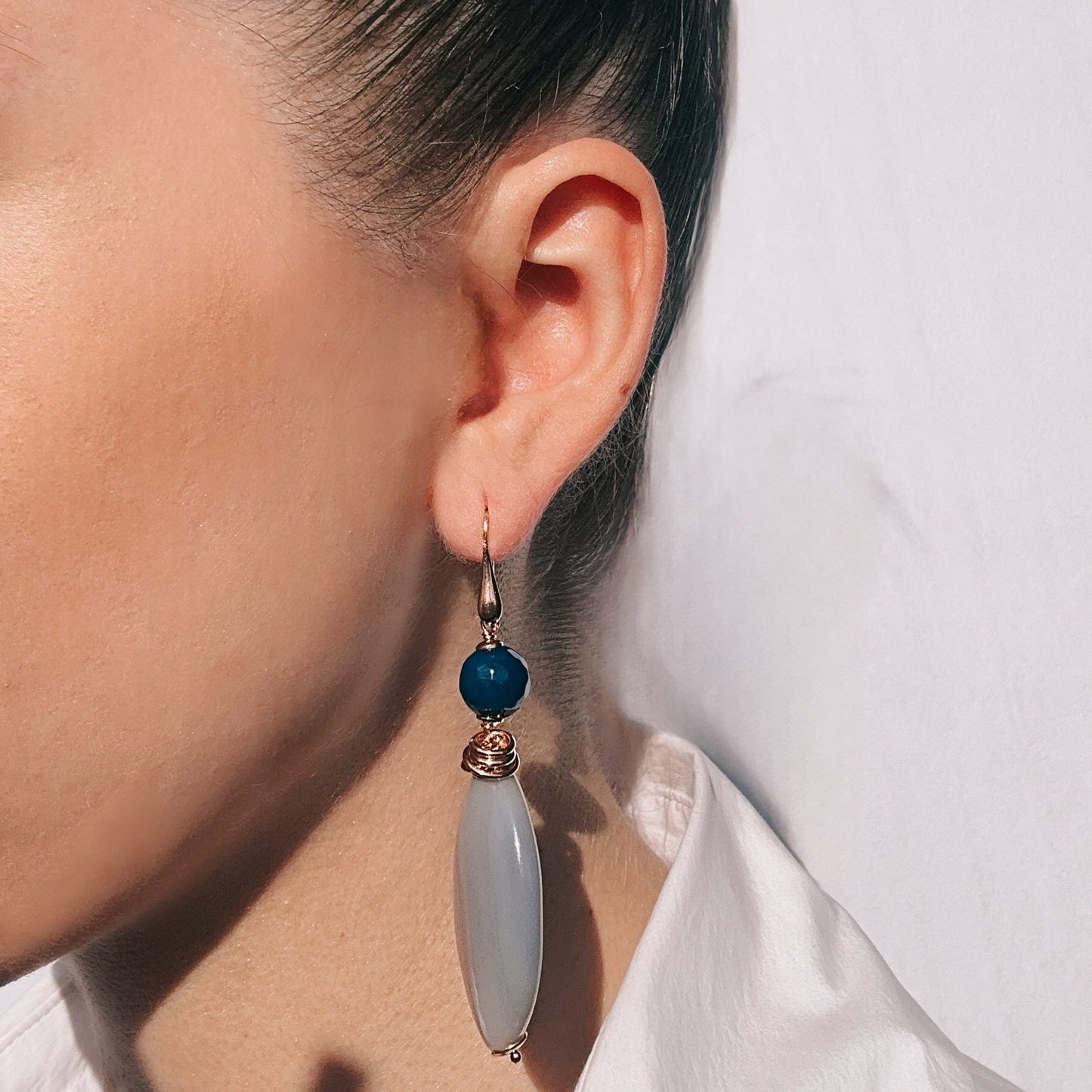 Orecchini pendenti artigianali in argento 925 oro rosa con sfere di agata blu e pietre di luna