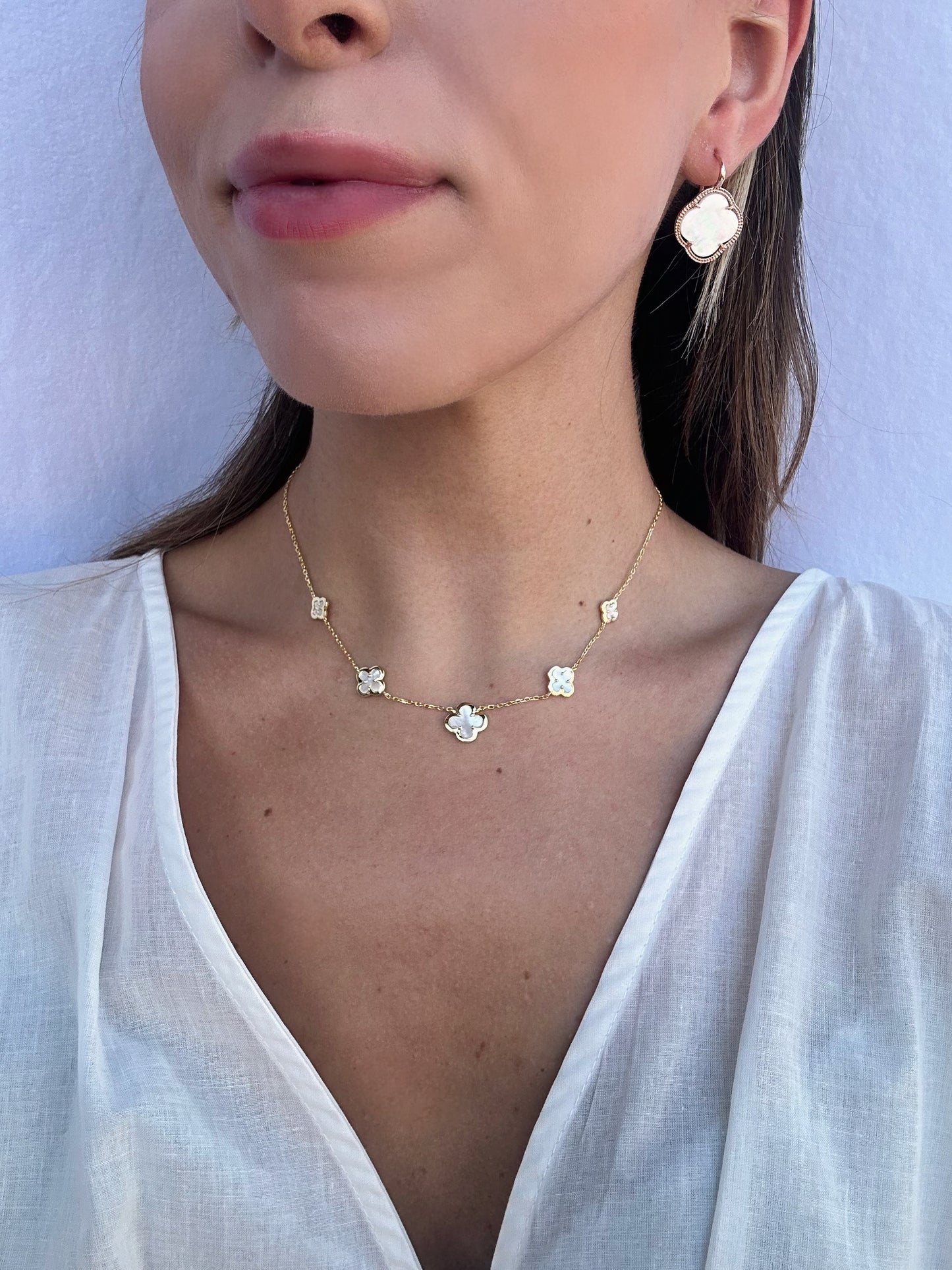 Collana a catenina con ciondoli a fiore incorniciati in argento galvanizzato oro