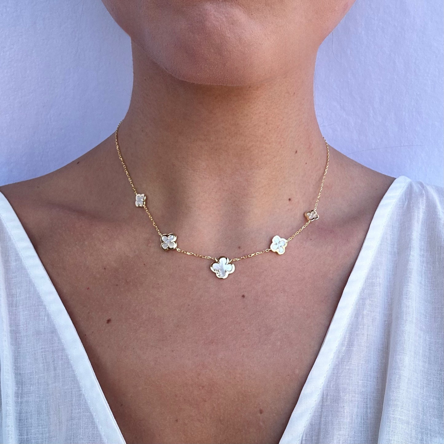 Collana a catenina con ciondoli a fiore incorniciati in argento galvanizzato oro