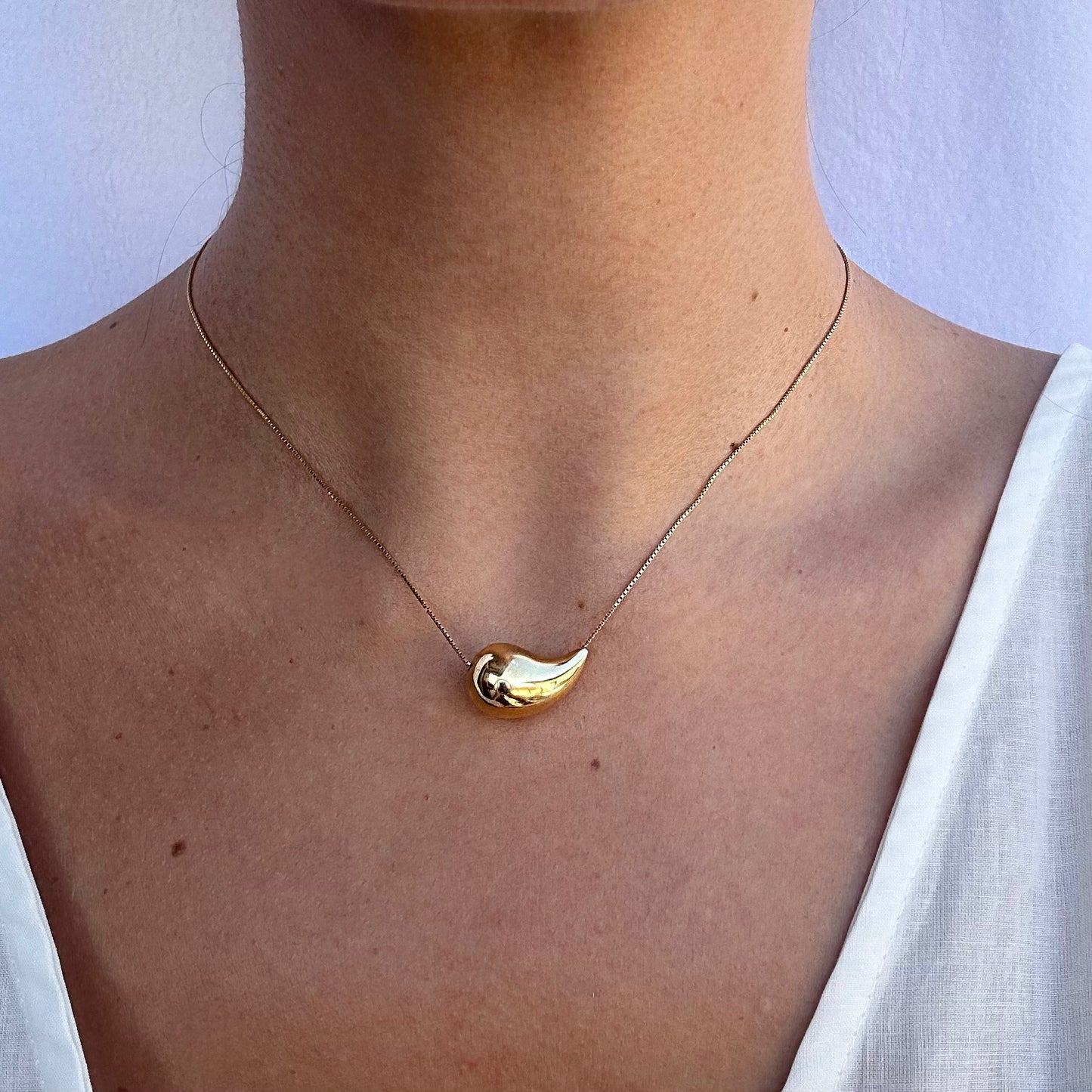 Collana con catenina in argento sottile con pendente a goccia