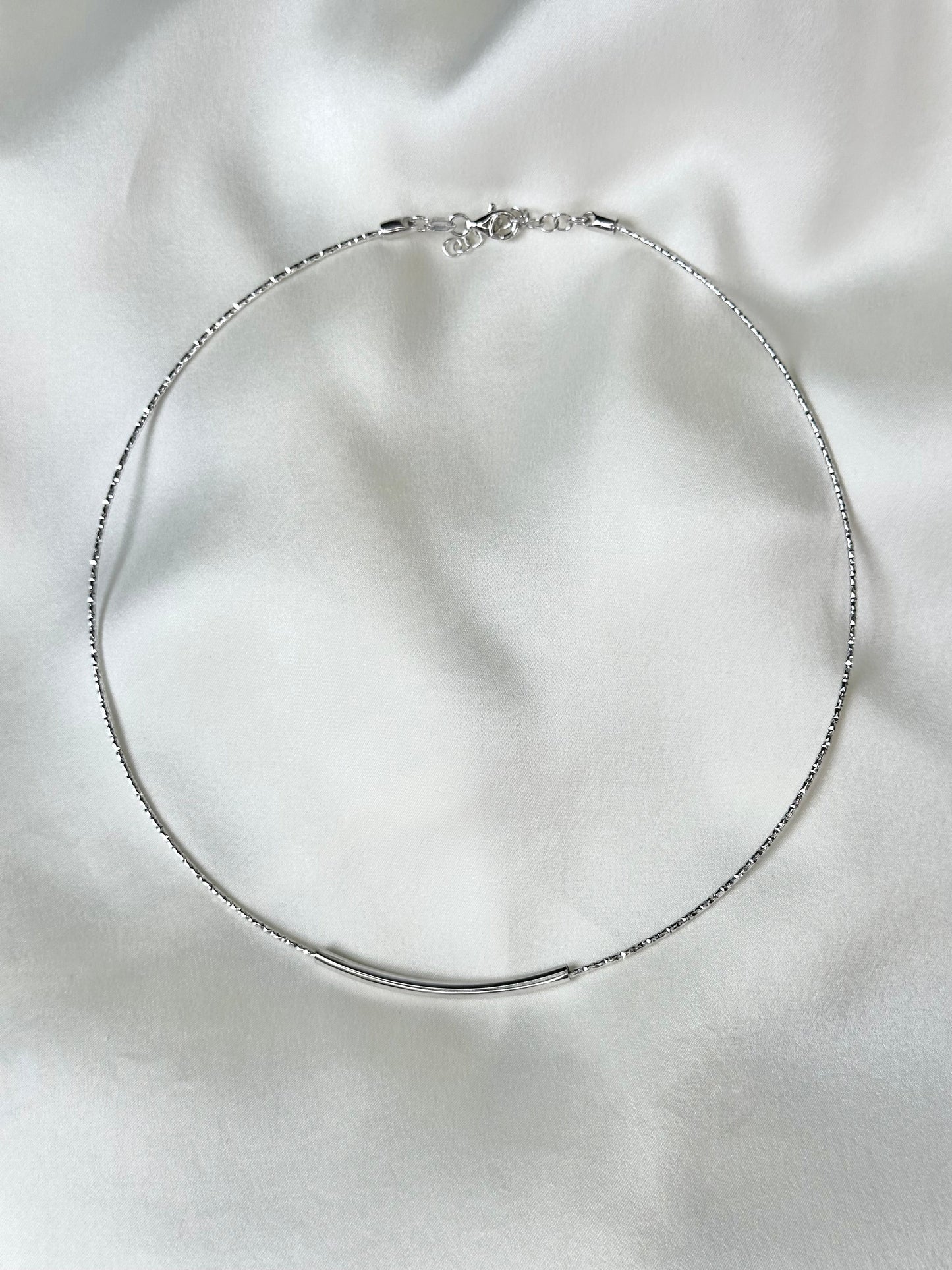 Collana artigianale girocollo rigida in argento 925 martellato sottile con dettaglio liscio centrale