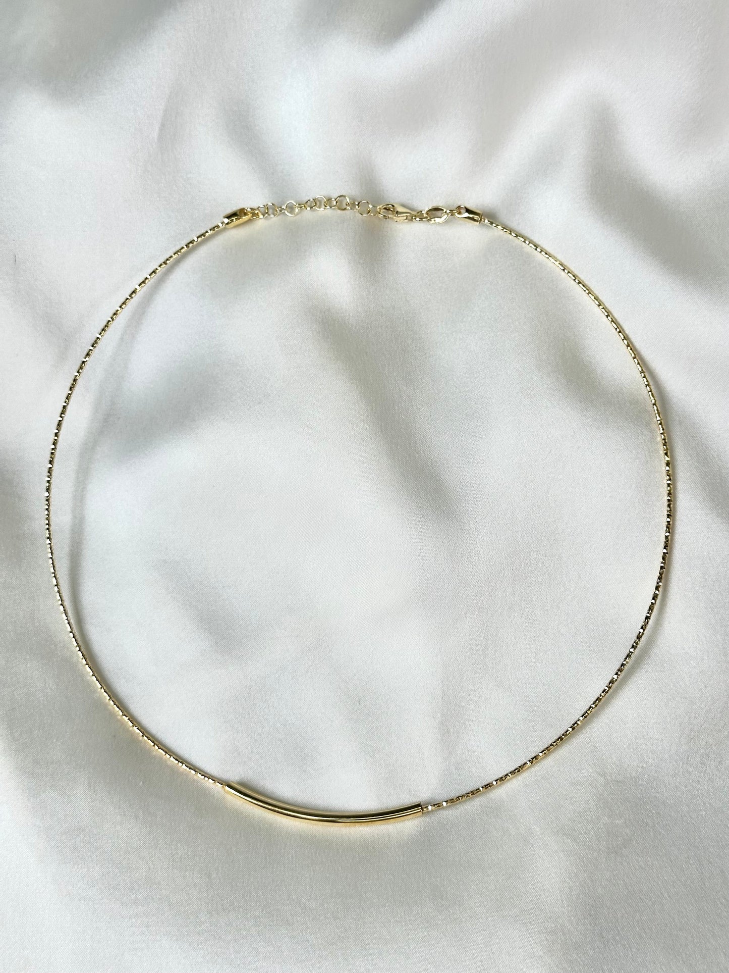 Collana artigianale girocollo rigida in argento 925 martellato sottile con dettaglio liscio centrale