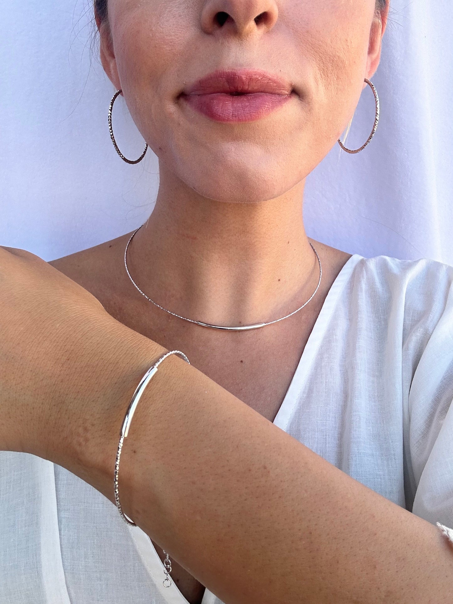 Collana artigianale girocollo rigida in argento 925 martellato sottile con dettaglio liscio centrale