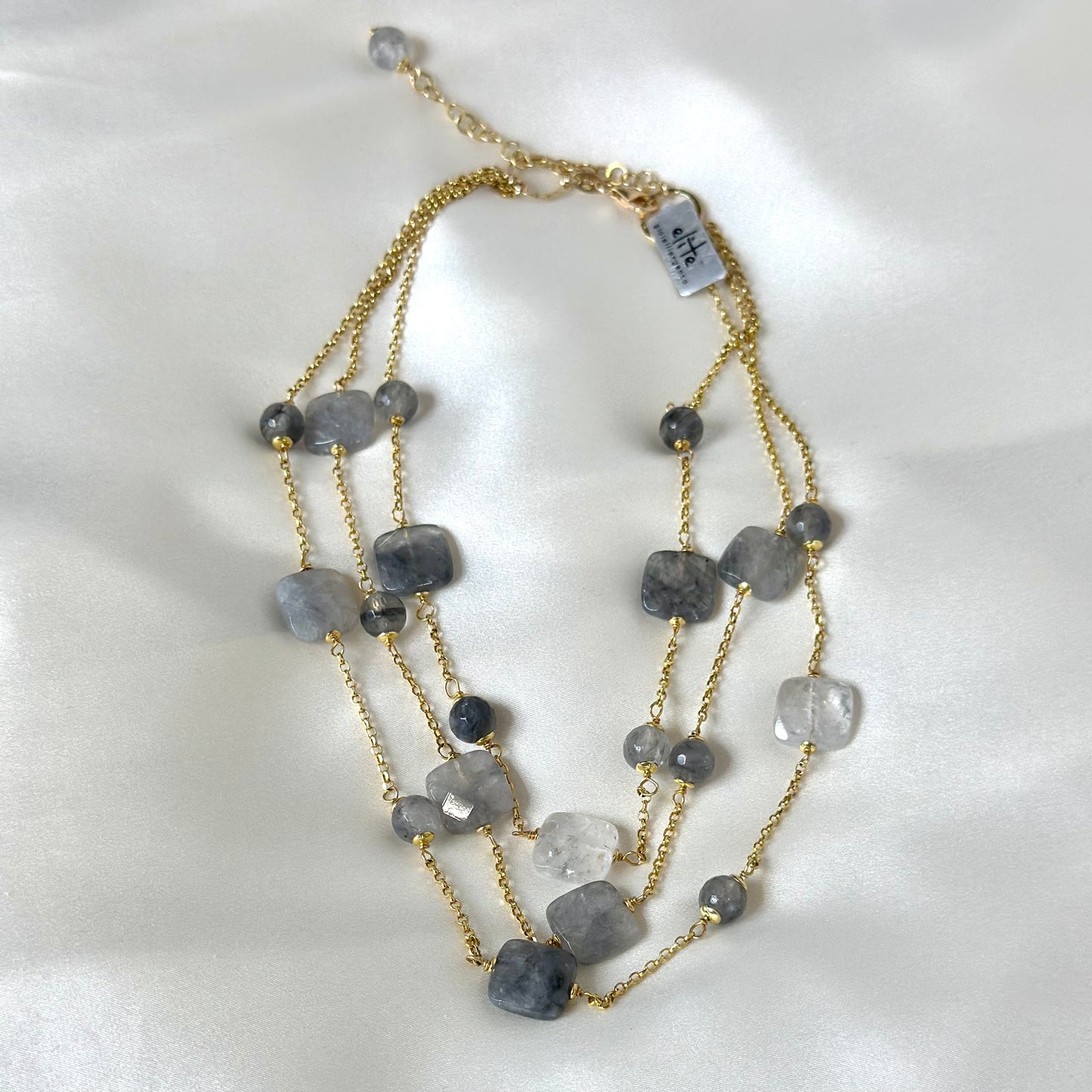 Collana artigianale multilivello in argento placcato oro con pietre di quarzo nuvola