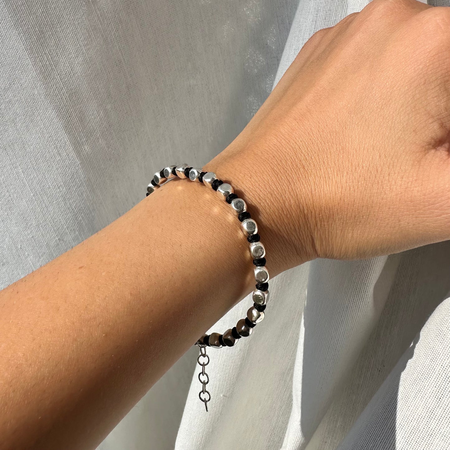 Braccialetto artigianale con dadi in argento e filo