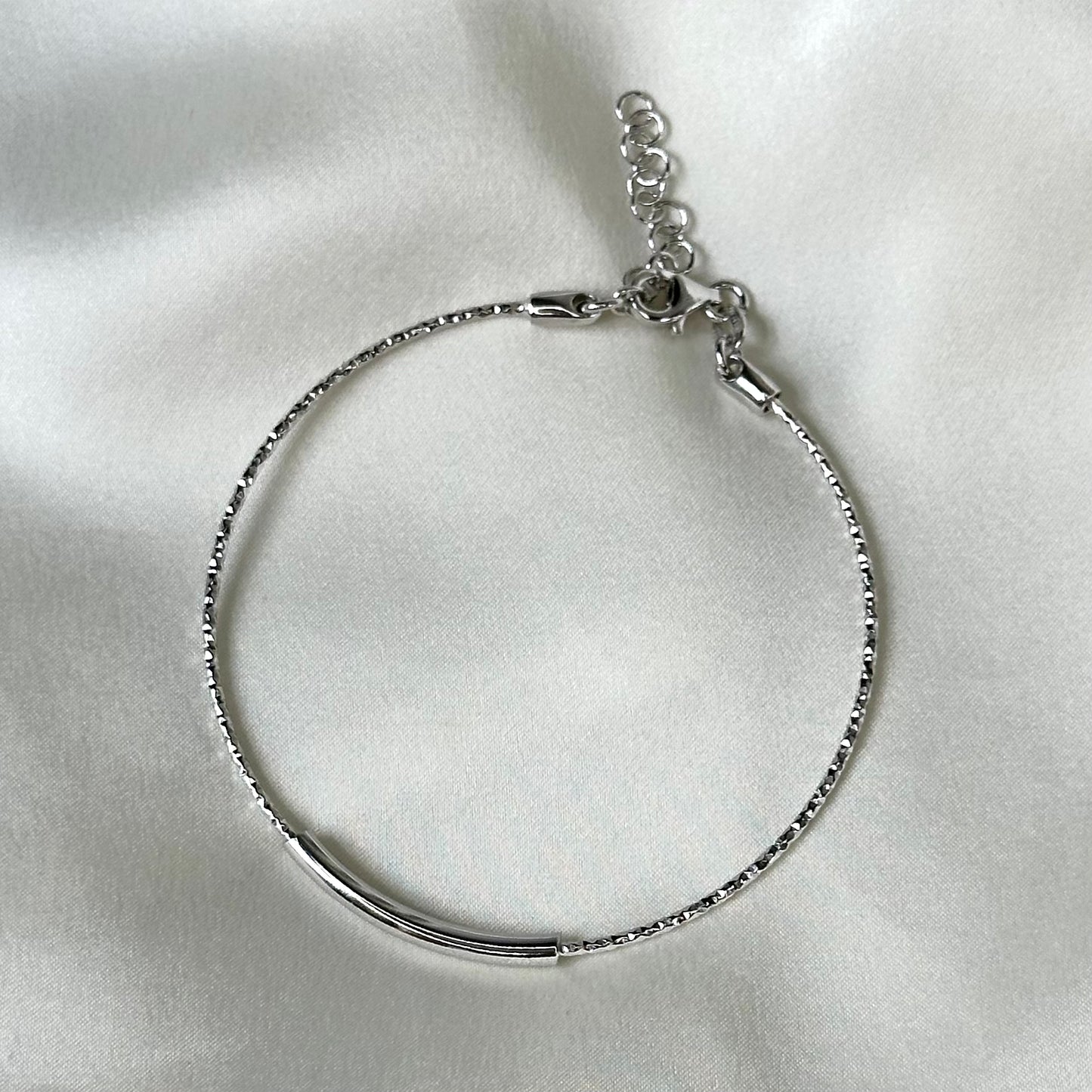 Bracciale artigianale sottile rigido in argento martellato con dettaglio centrale liscio