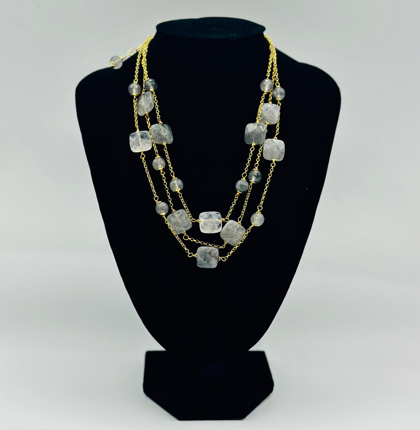 Collana artigianale multilivello in argento placcato oro con pietre di quarzo nuvola