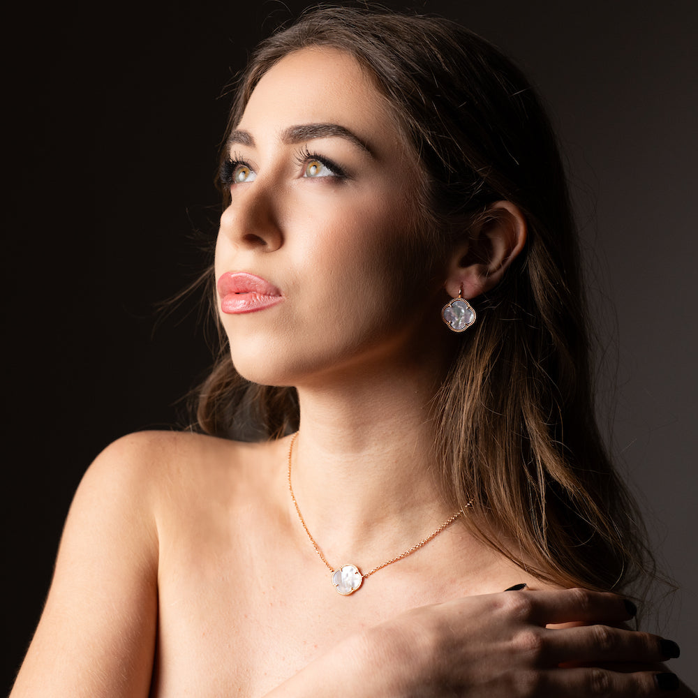 Orecchini artigianali a fiore con incorniciatura in argento e pietra naturale