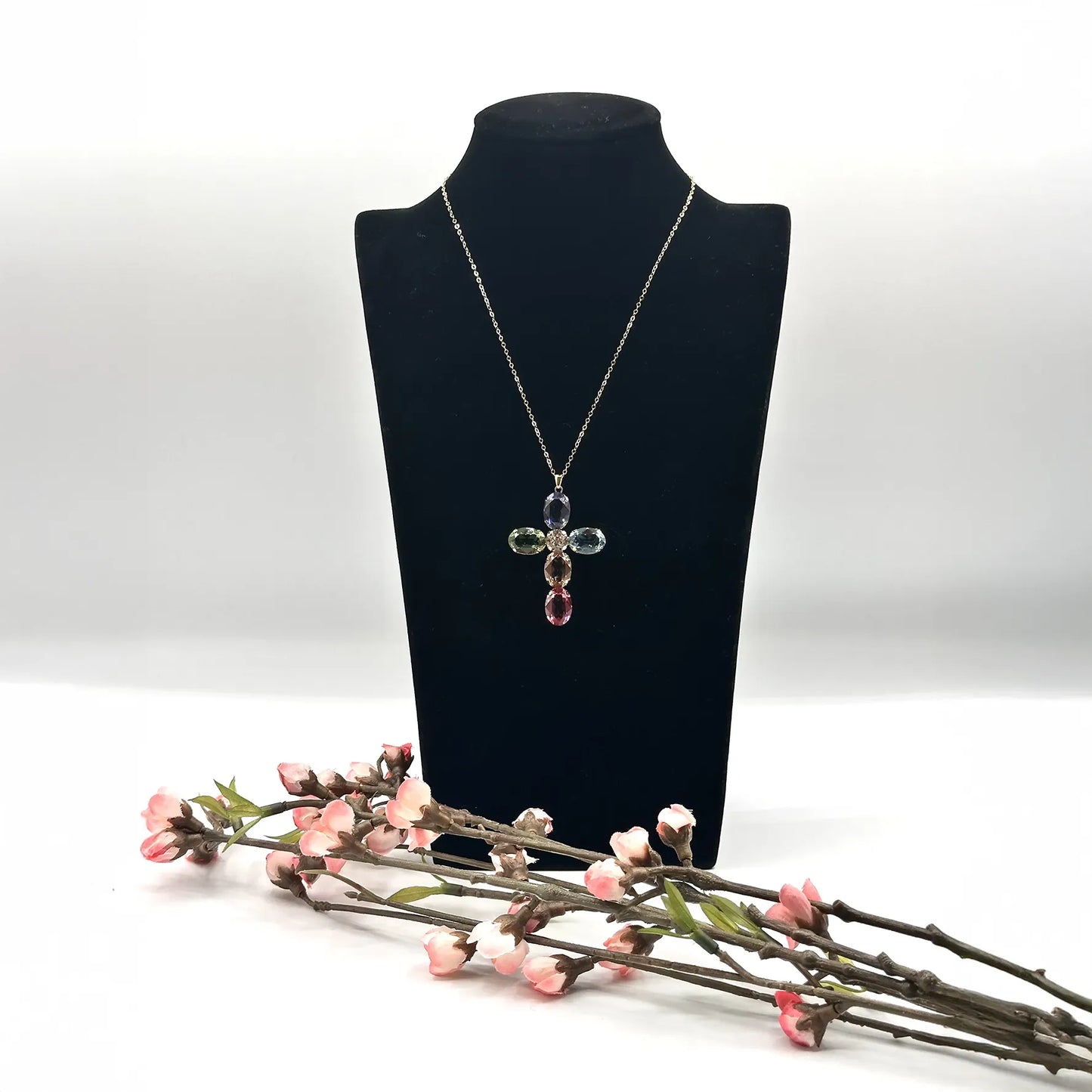 Collana con ciondolo a croce in pietre naturali