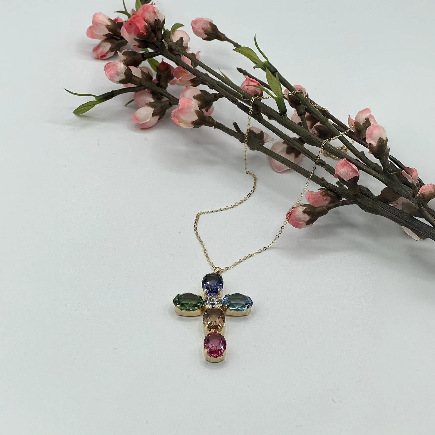 Collana con ciondolo a croce in pietre naturali